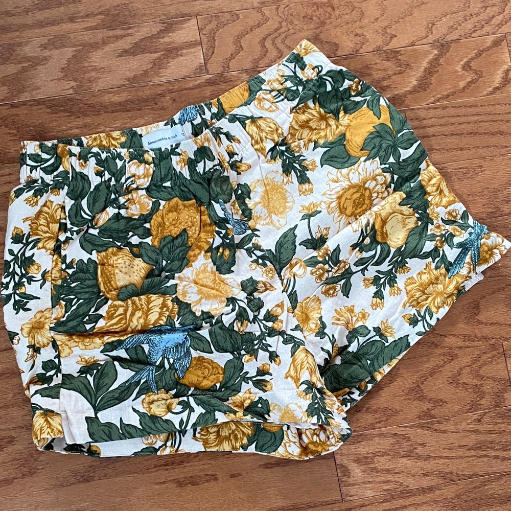 NWOT - Abercrombie & Fitch Linen Shorts, size L